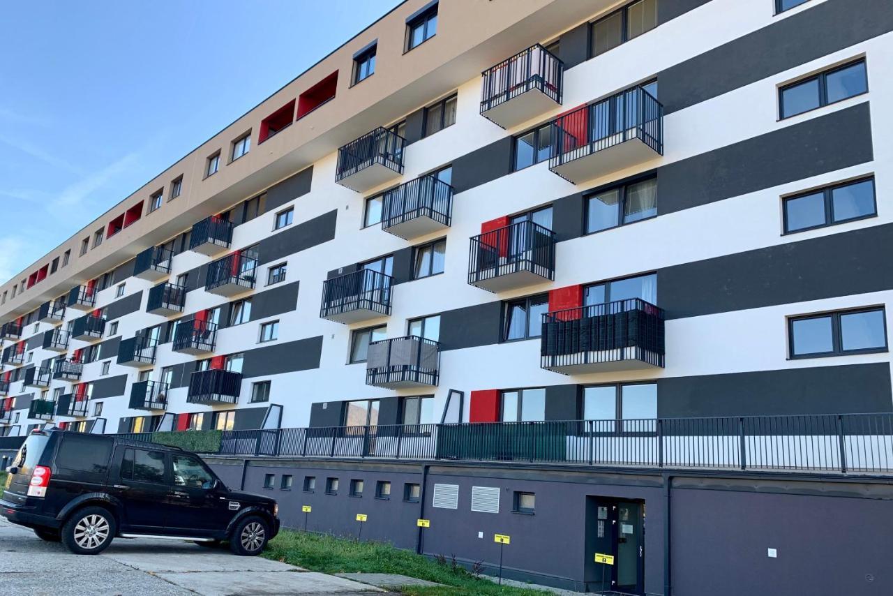 Bl - The Executive Suite, Boru - 24Hr Self Check-In, Free Private Parking, Balcony With Mountain View, 5 Minute Walk To City Center Banska Bystrica Bagian luar foto