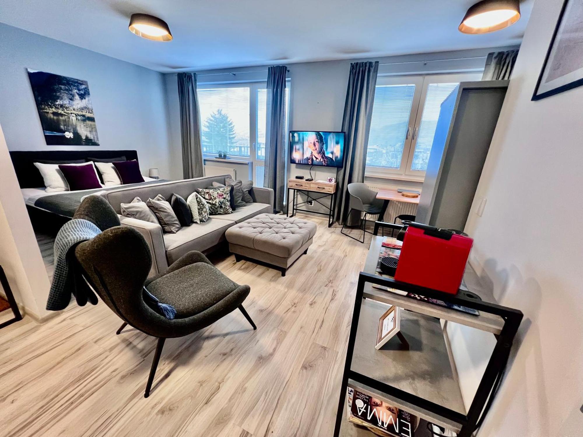 Bl - The Executive Suite, Boru - 24Hr Self Check-In, Free Private Parking, Balcony With Mountain View, 5 Minute Walk To City Center Banska Bystrica Bagian luar foto
